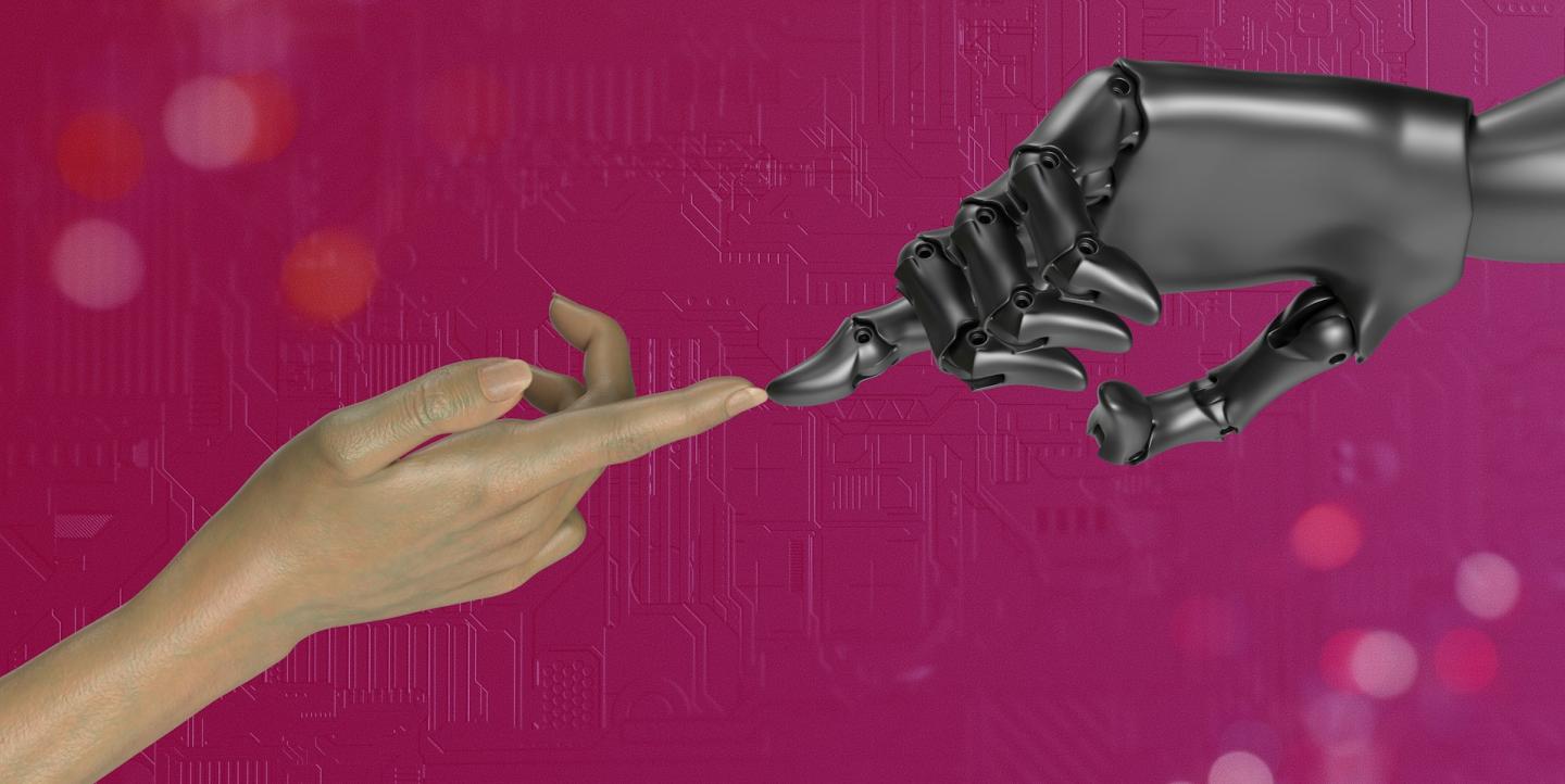Руки робота и человека тянутся друг к другу и соприкасаются пальцами