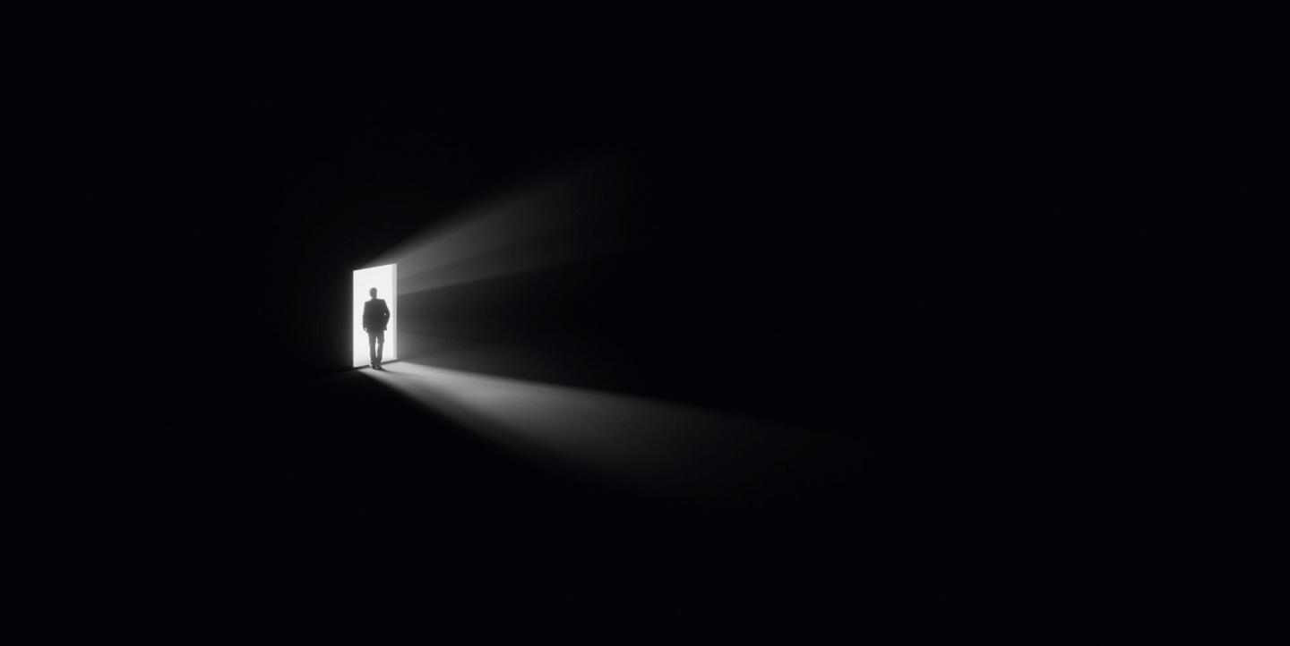 Sombra de hombre en una puerta