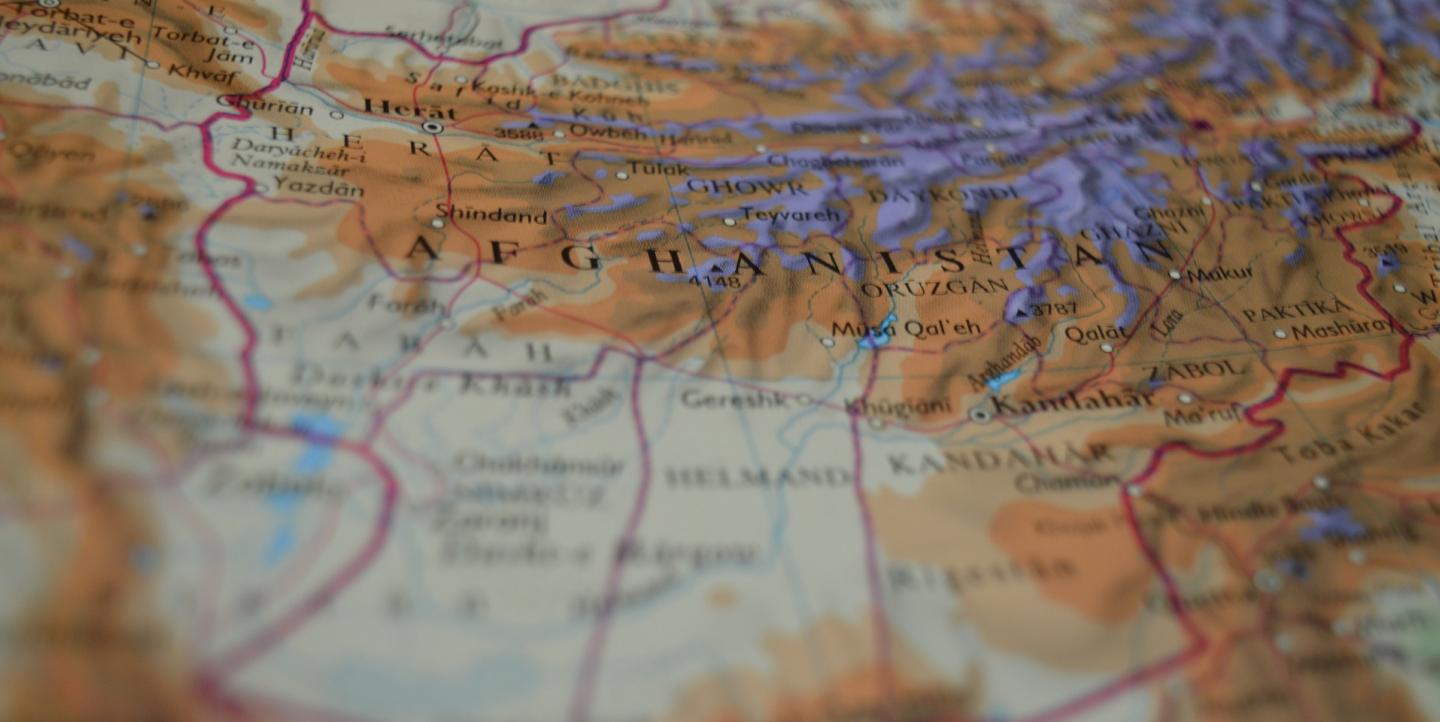 Photo d'une carte, avec un gros plan sur l'Afghanistan