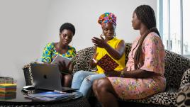 Mujeres africanas discuten un proyecto en un sofá