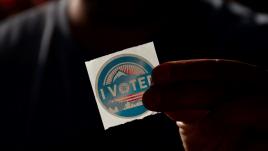 Un autocollant "I voted", "j'ai voté" en français