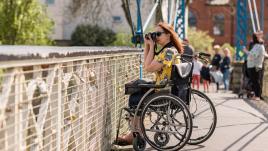 Mujer en silla de ruedas con una cámara