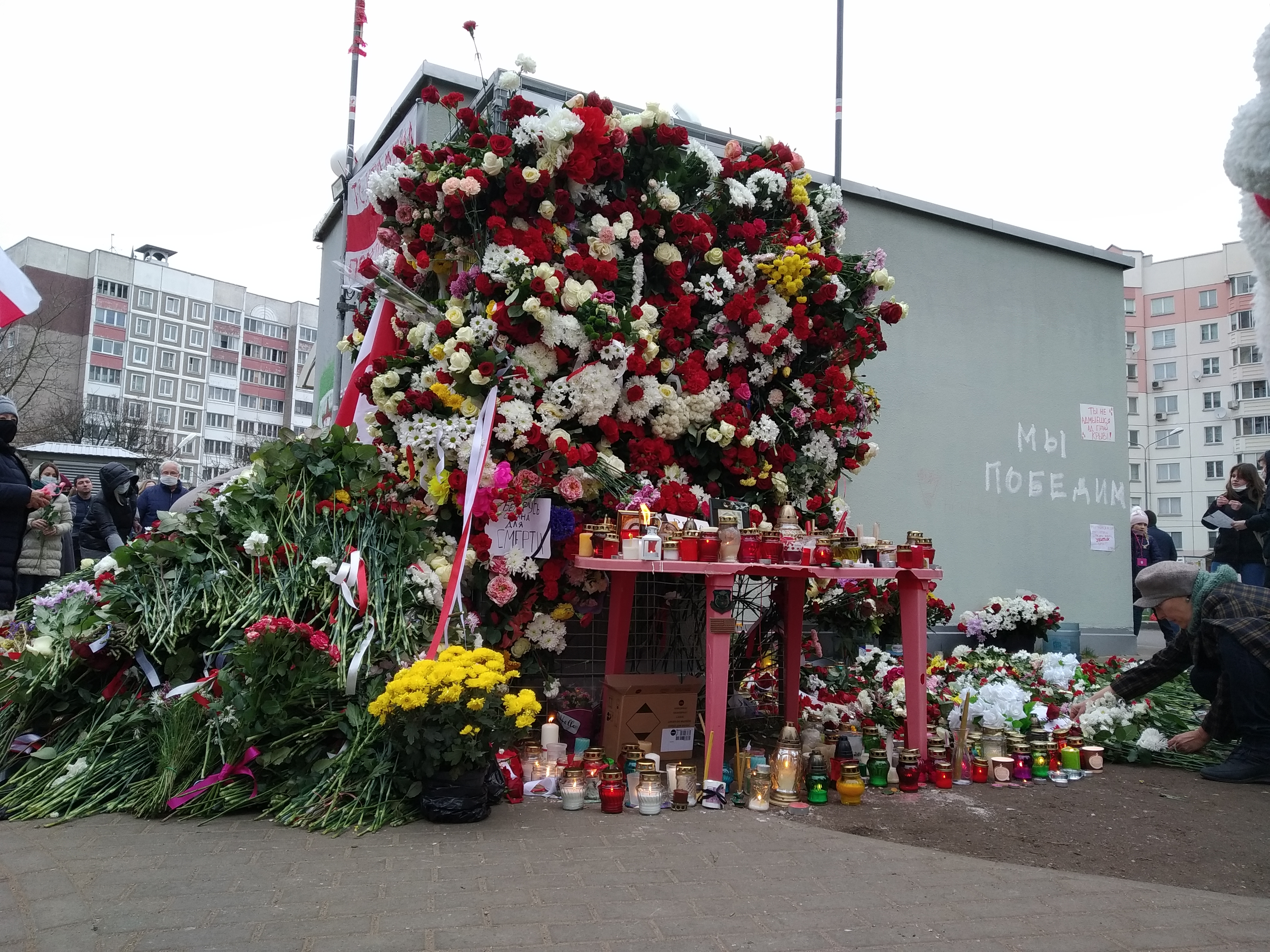 Мемориал памяти убитого Романа Бондаренко на Площади Перемен.