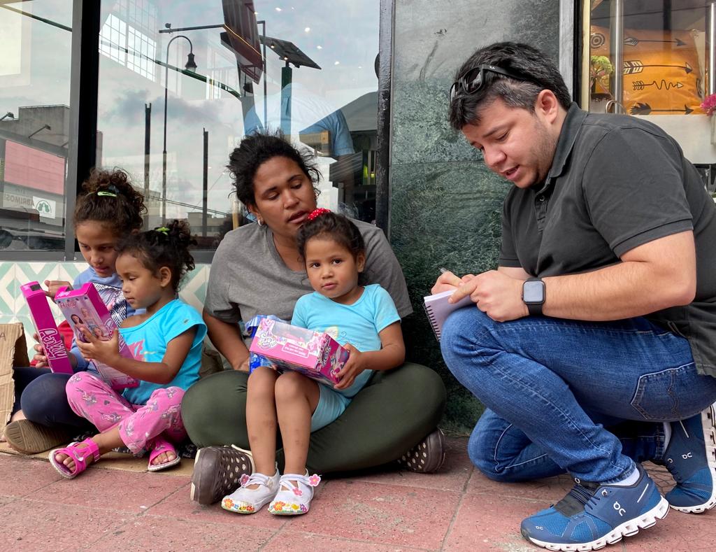 Wilfredo Miranda interviewing Venezuelan migrants 