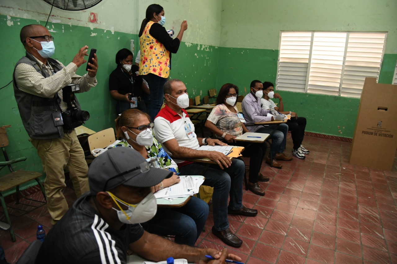 Polling location in the Dominican Republic. Photo courtesy of Listín Diario.