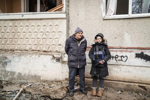  Nataliya Gumenyuk with a civilian. Photo: Andrii Bashtovyi.