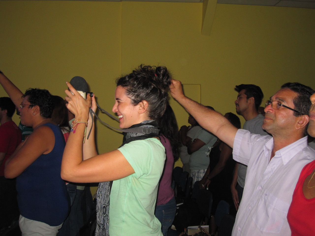 Naudascher fazendo uma reportagem num templo evangélico inclusivo no Rio de Janeiro, em 2012.  Arquivo pessoal.