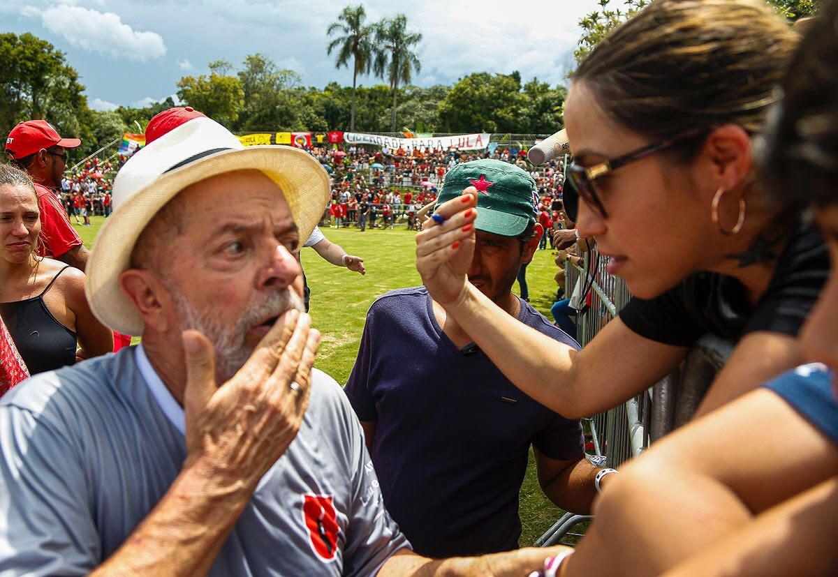 A venezuelana Paula Ramón, formada em história e jornalismo, falando com Lula. 