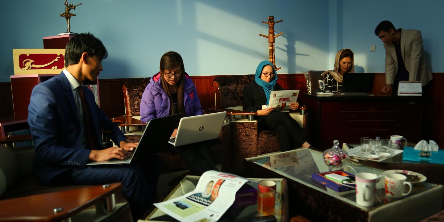 اعضای تحریریه نیمرخ در دفتر این نشریه در کابل پیش از سلطه طالبان 