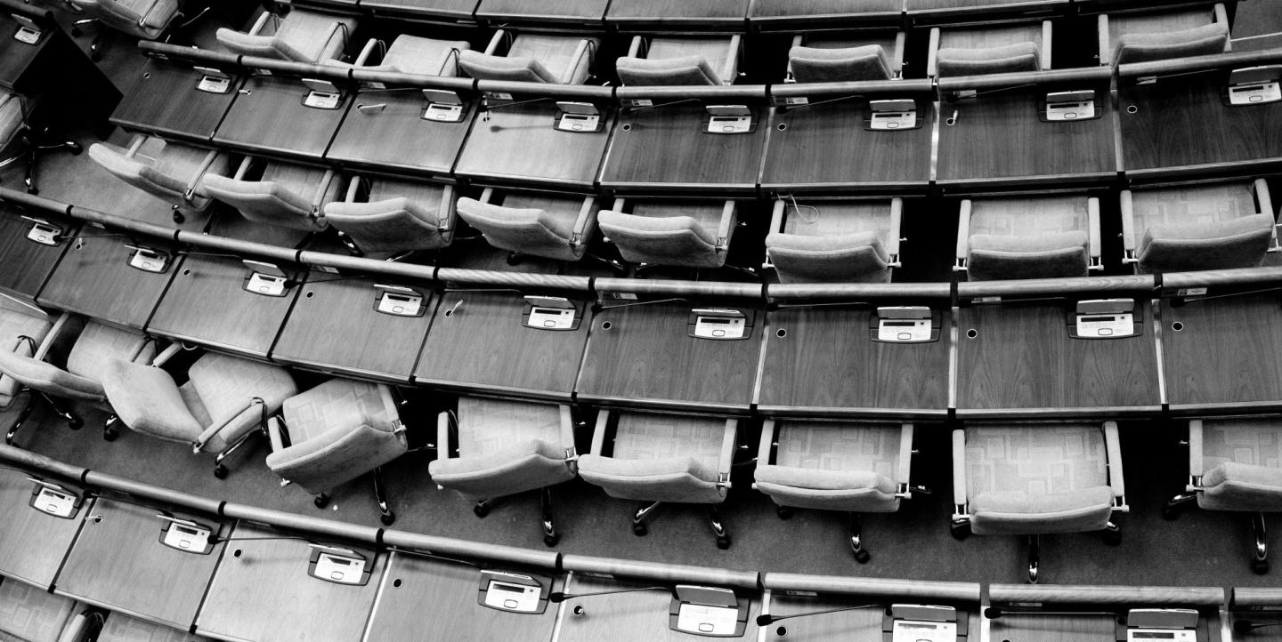 Escaños vacíos en una cámara política