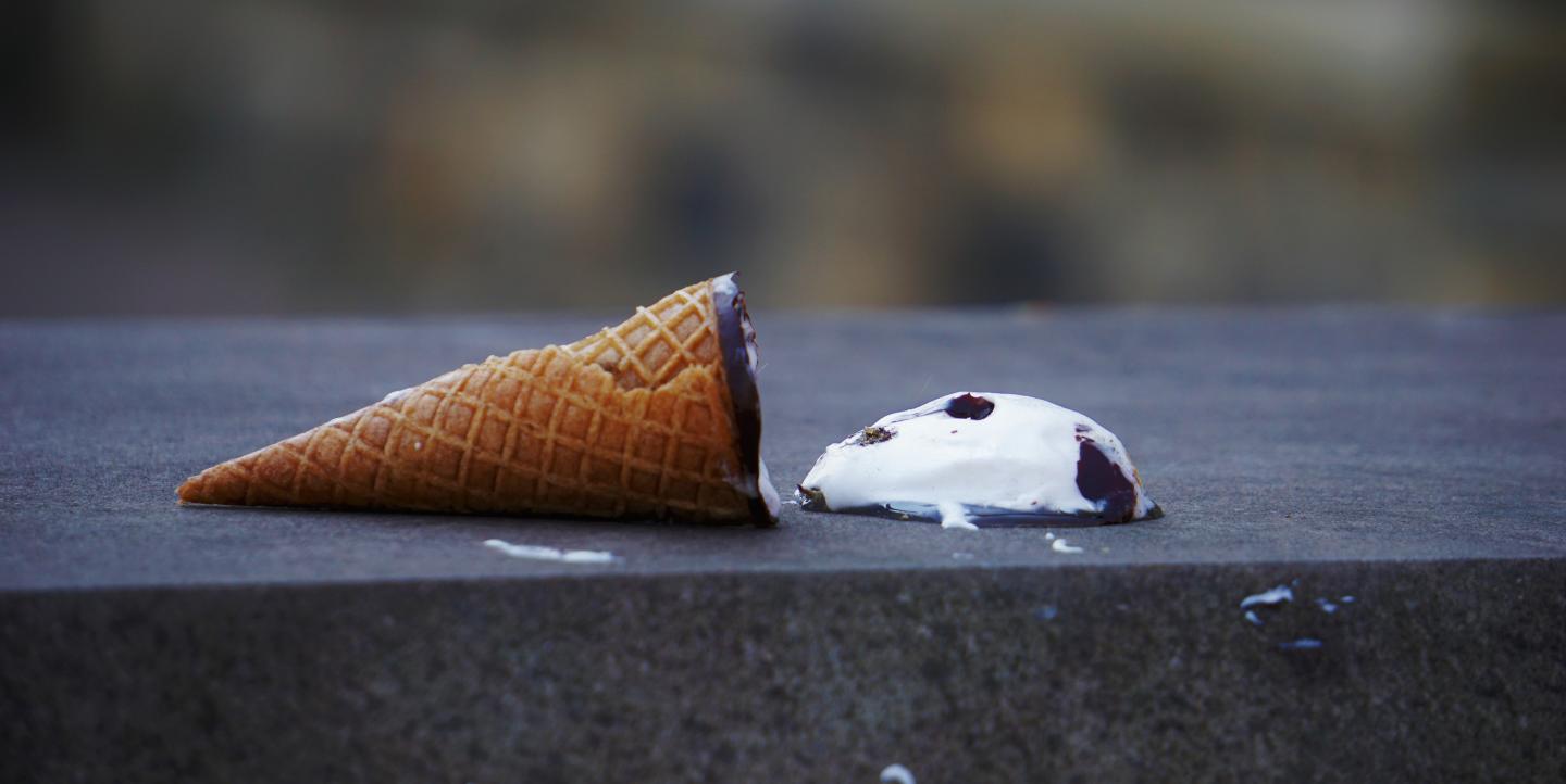 Casquinha de sorvete caída no chão