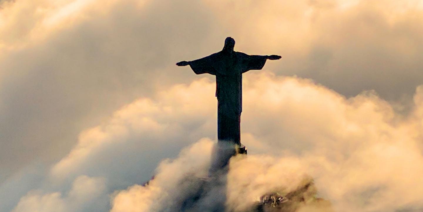Estátua do Cristo Redentor do Rio envolta por nuvens