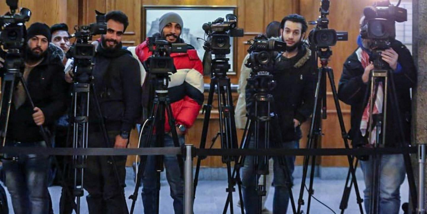 عدد من الصحفيين يقومون بتغطيّة في الأردن