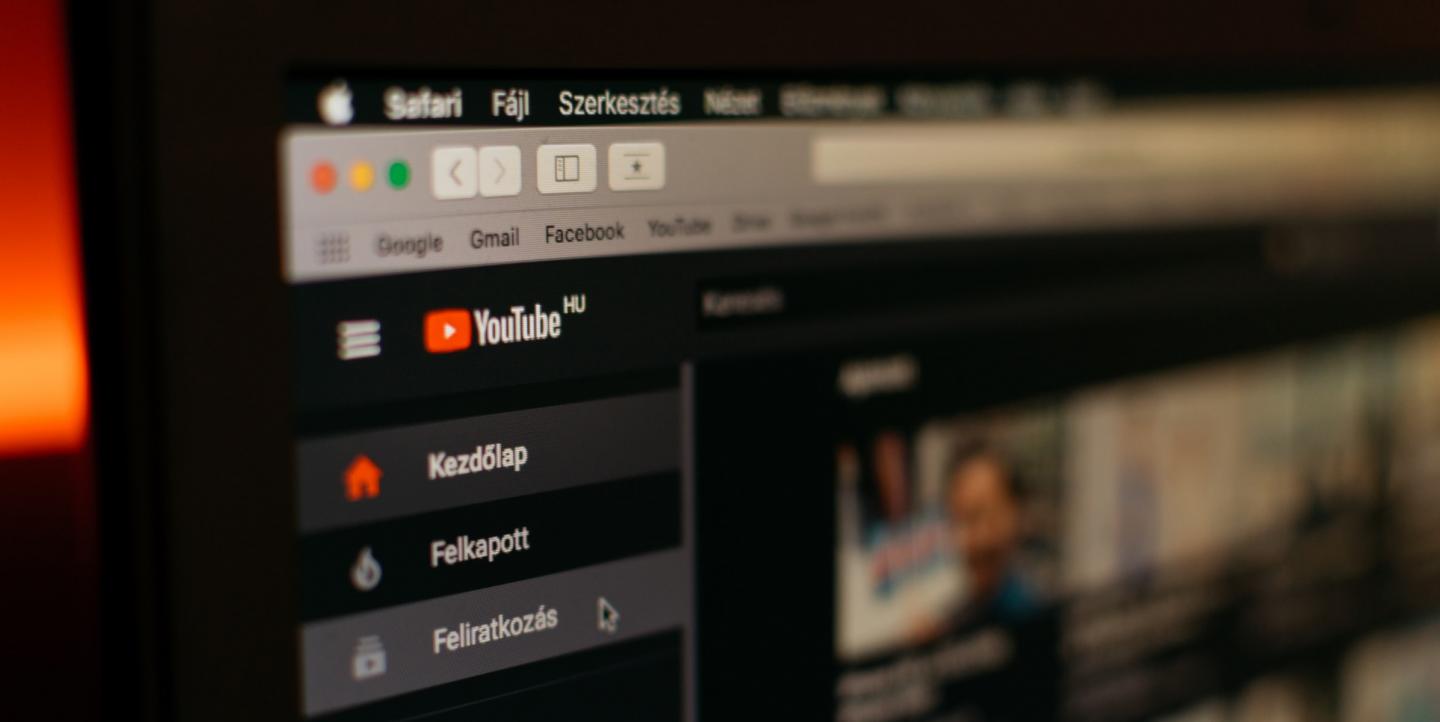 Logo do YouTube em uma tela de computador
