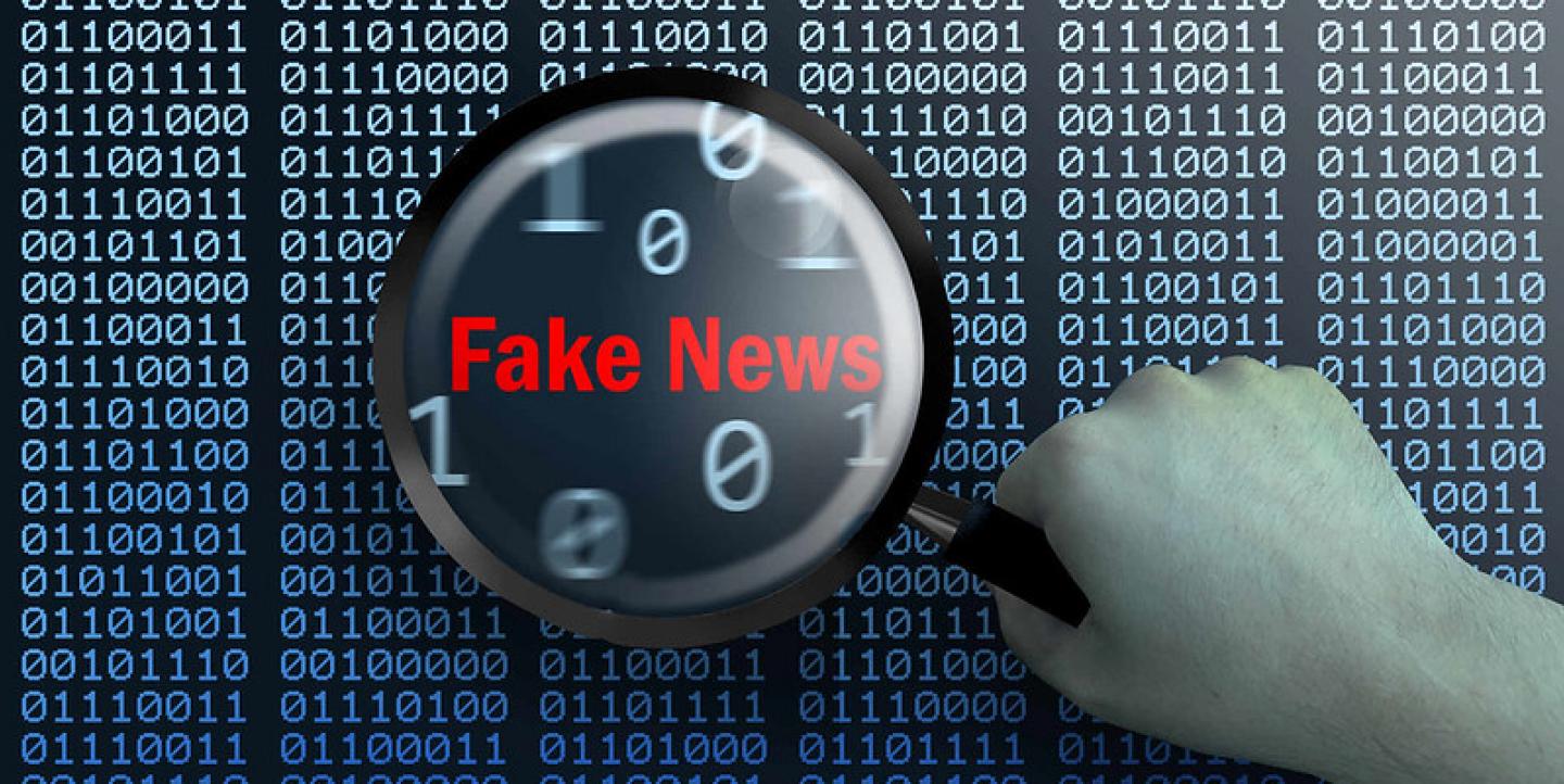 Tela de códigos com a palavra fake news em destaque