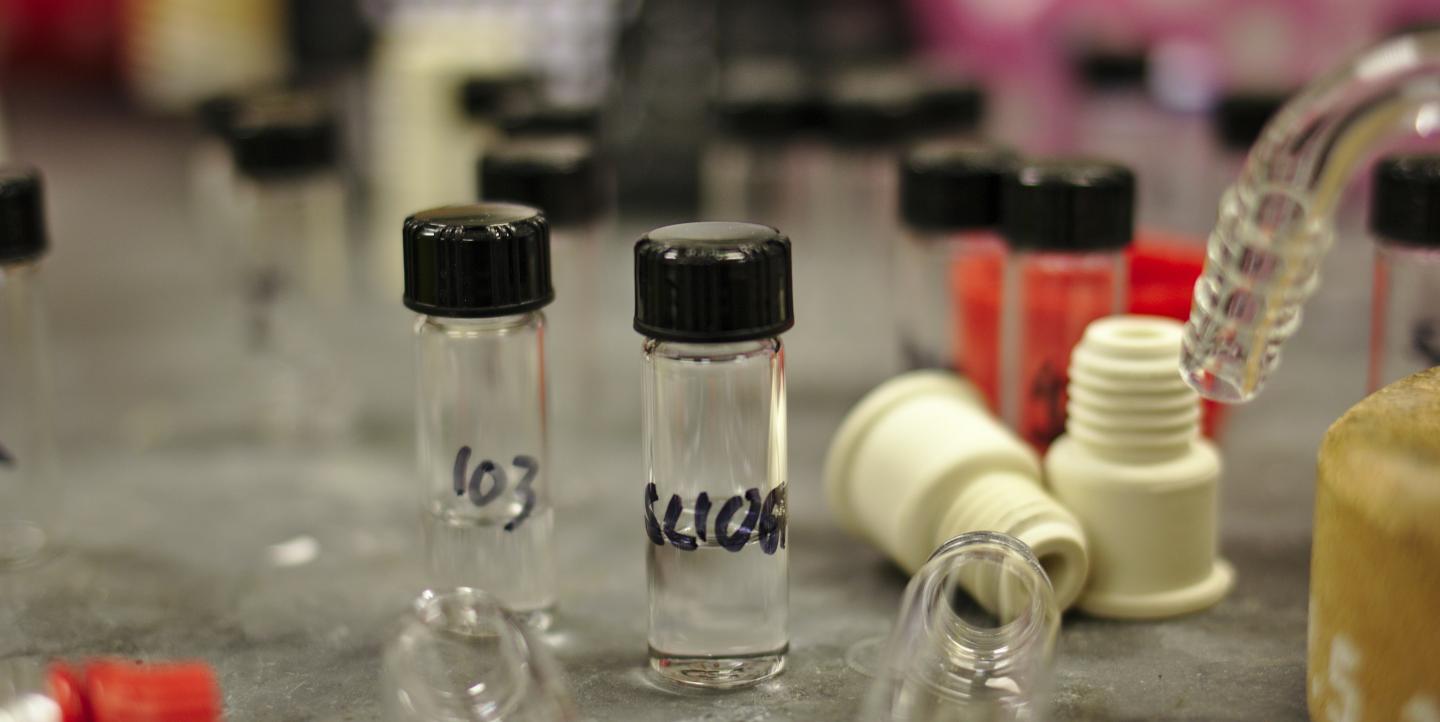 frascos de testes em laboratório