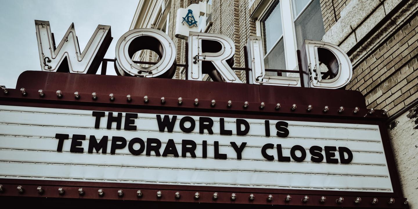Letreiro de cinema diz que "O mundo está temporariamente fechado"