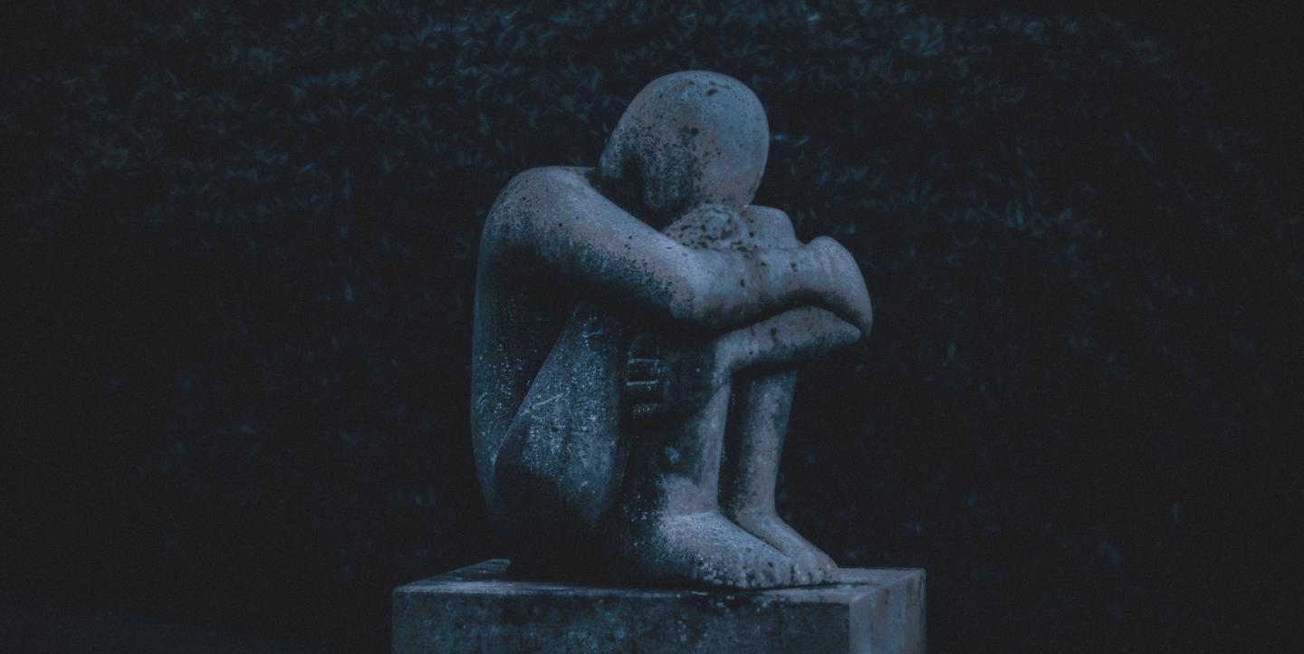 تمثال لشخص حزين