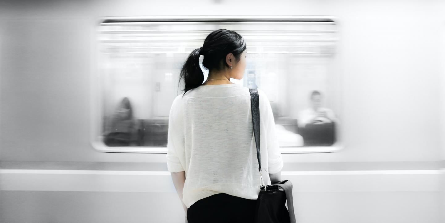Une femme dans le métro