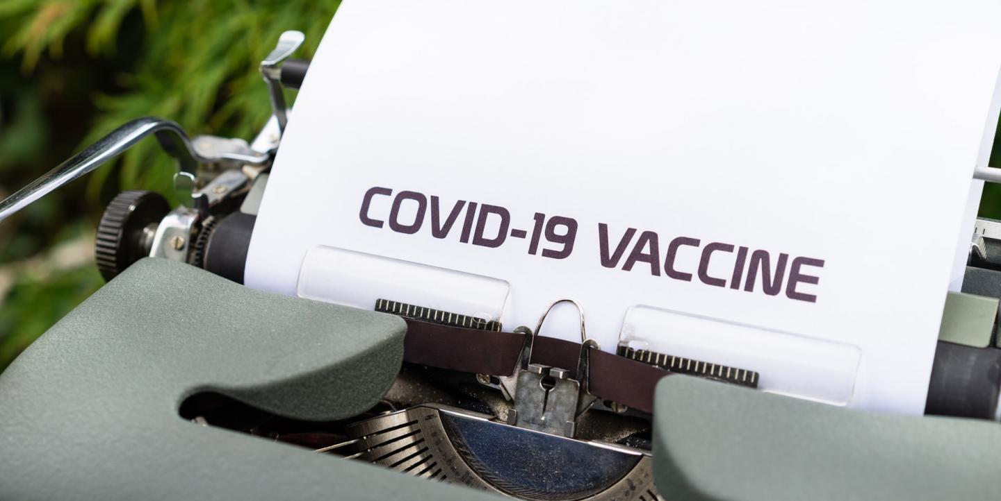 Papel escrito vacina de covid-19 em maquina de escrever