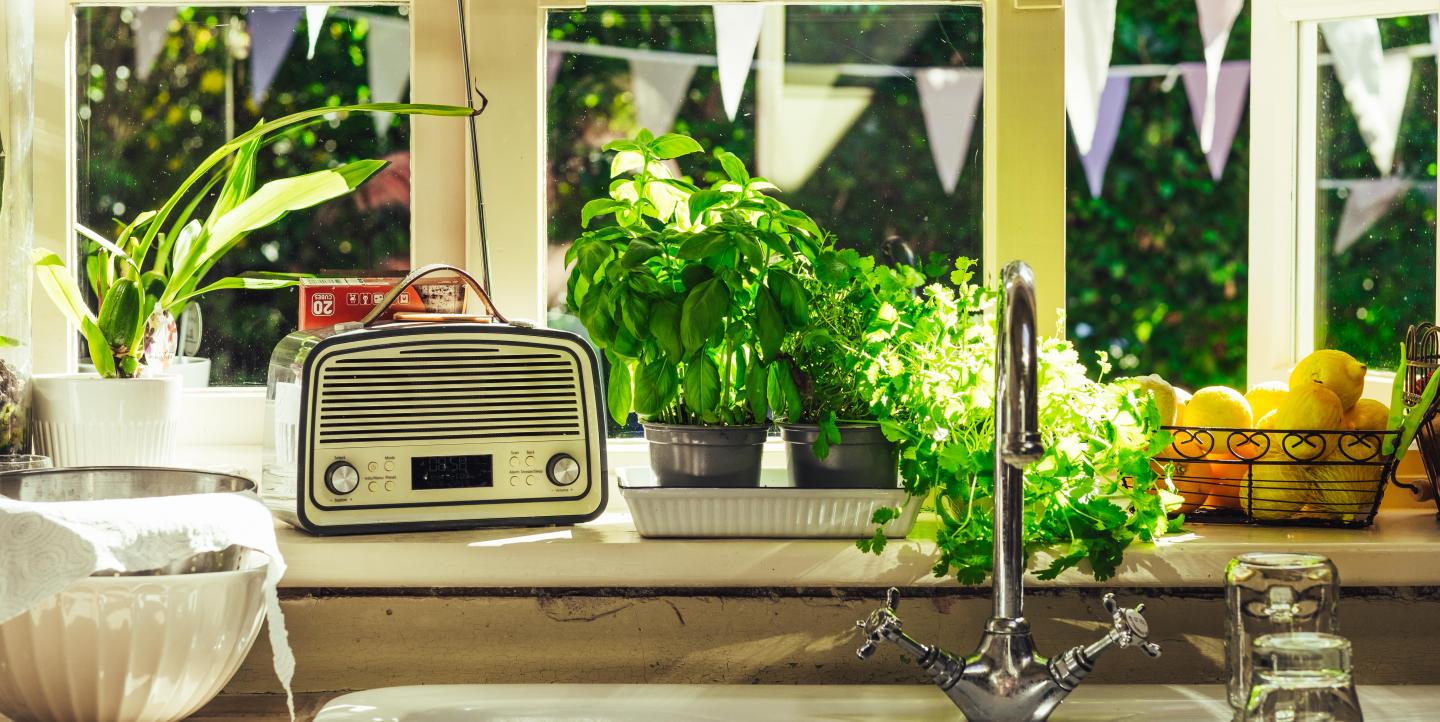 Une radio sur un rebord de cuisine 