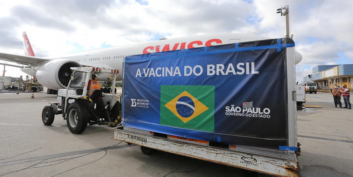 Chegada de 1,6 milhão de doses de Coronavac no aeroporto internacional de Guarulhos