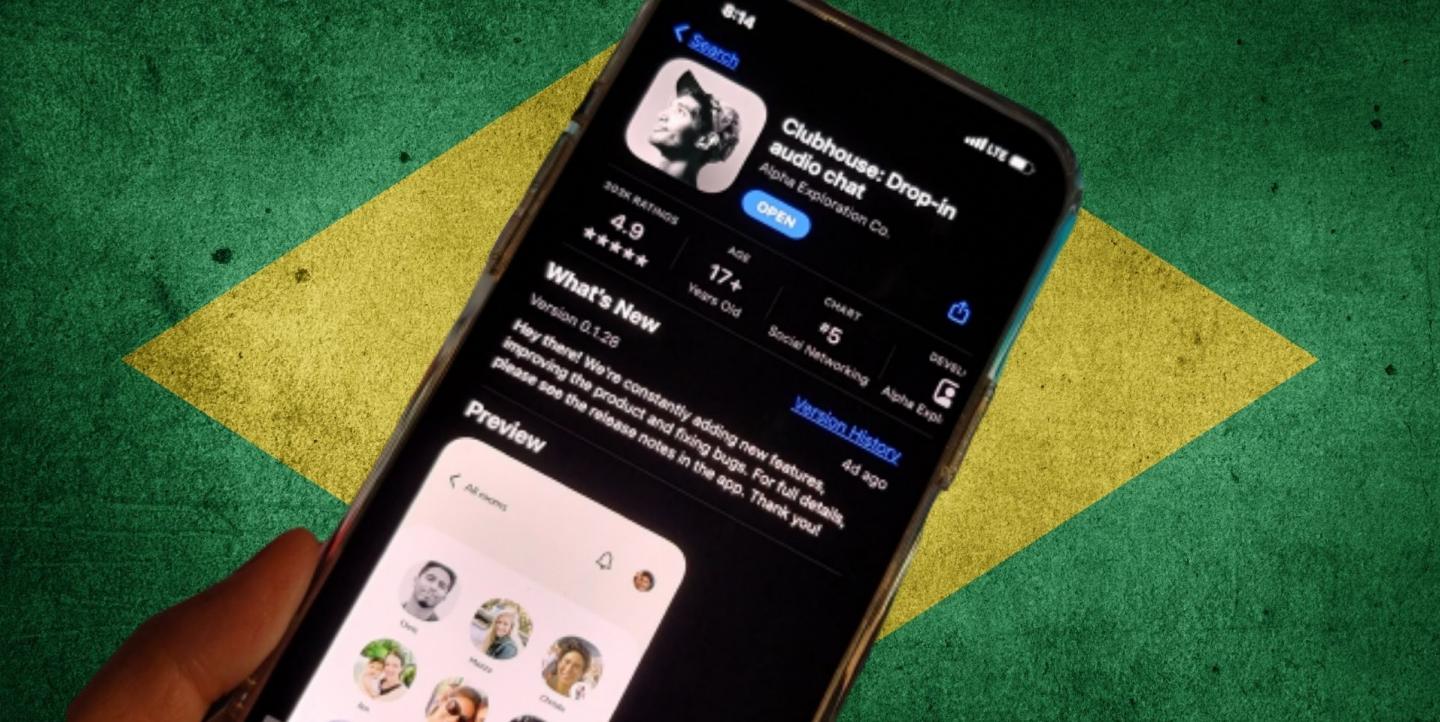 Com bandeira do Brasil ao fundo, telefone celular exibe aplicativo do Clubhouse 