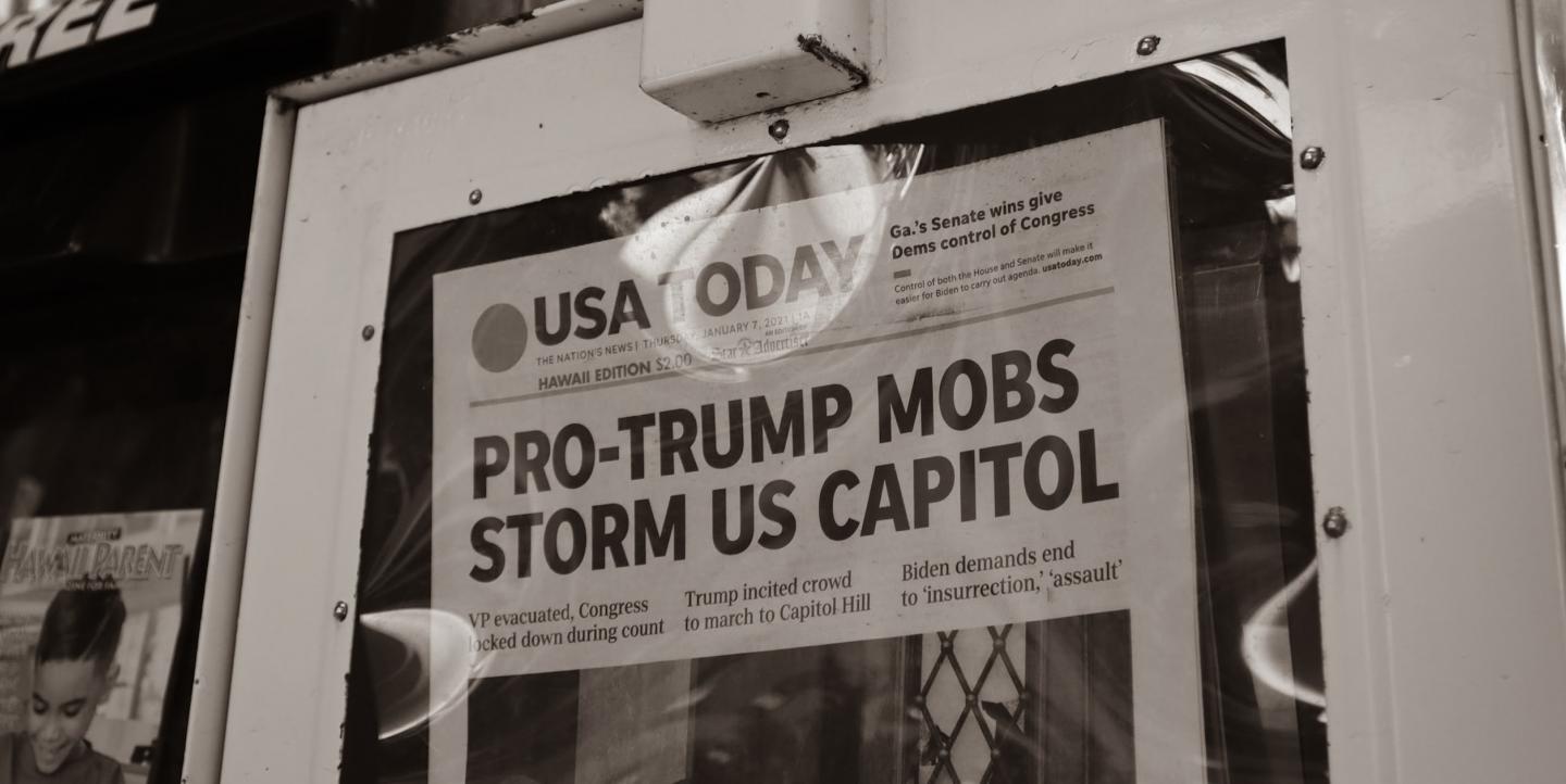 Manchete em jornal: Grupos pró-Trump invadem o Capitólio dos EUA