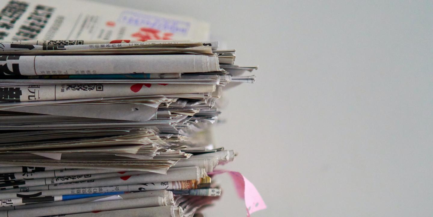 Uma pilha desordenada de jornais