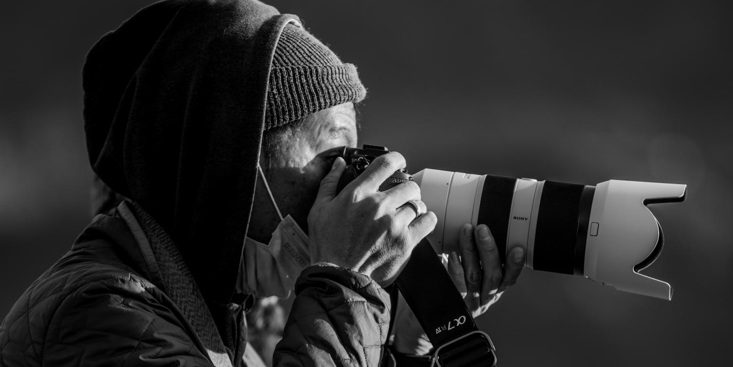 Un homme prend une photo, noir et blanc