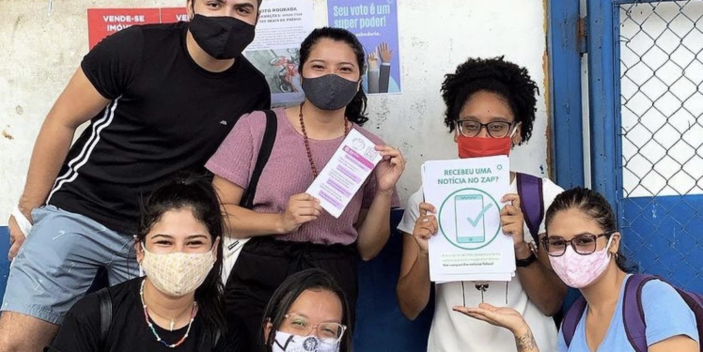 Integrantes da Abaré de máscaras contra a COVID-19 que participaram da ação contra fake news