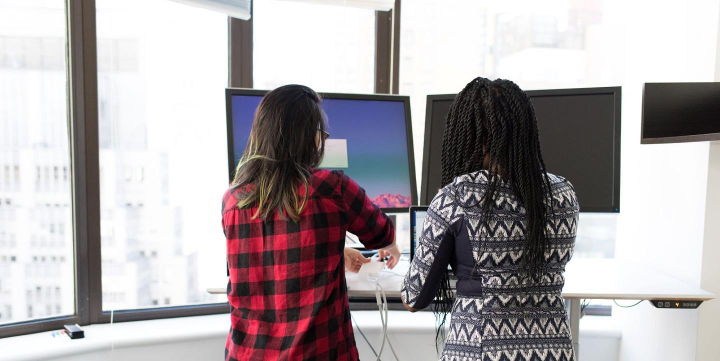 Deux femmes travaillent sur des ordinateurs 