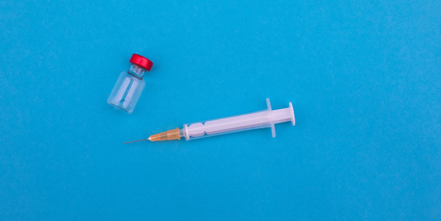Des éléments pour la vaccination : seringue et vaccin anti-COVID
