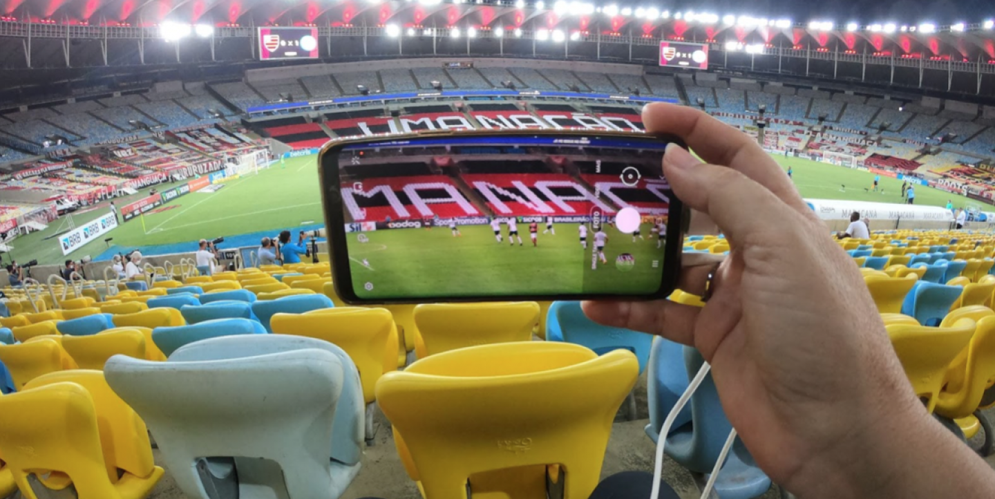 Filmagem pelo celular de partida de futebol