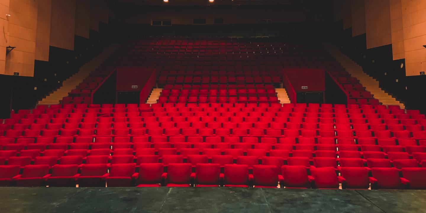 Teatro vazio com imagens das cadeiras