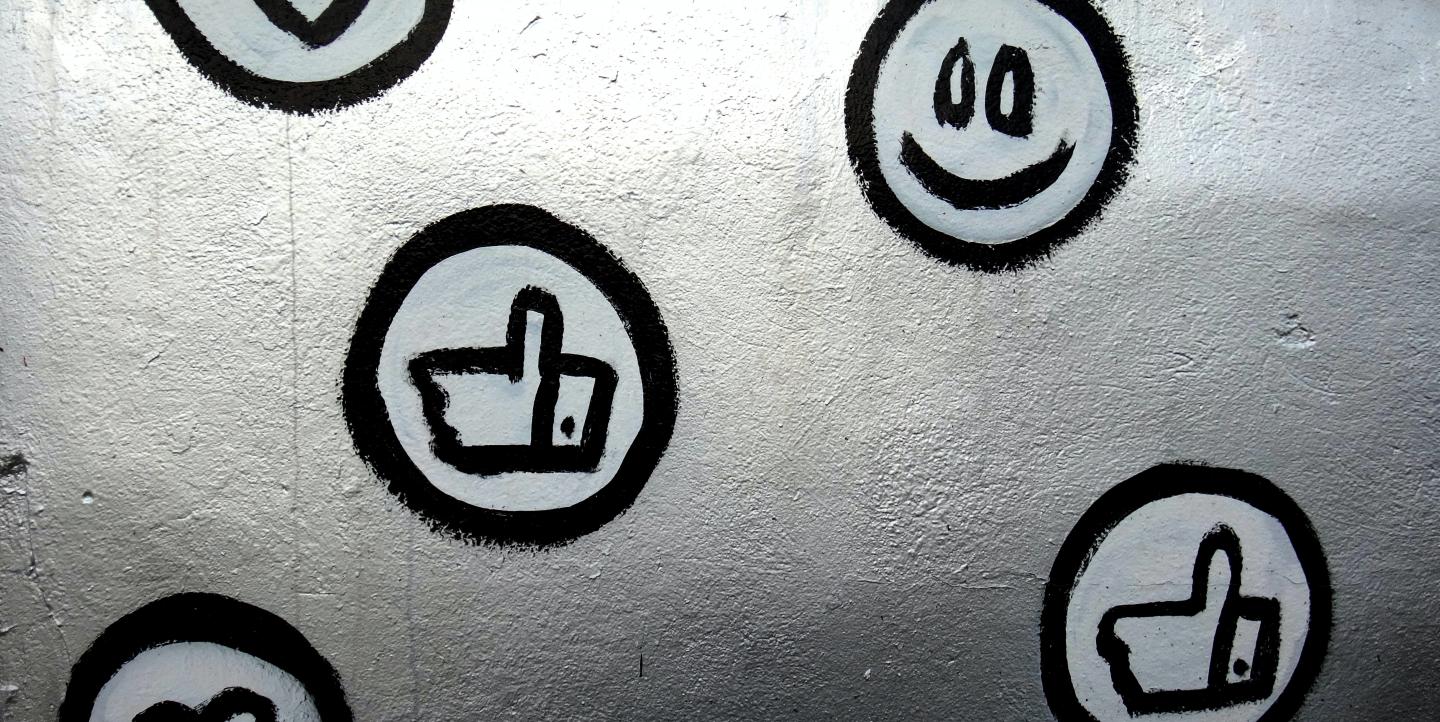 graffitti com ícones de mídias sociais