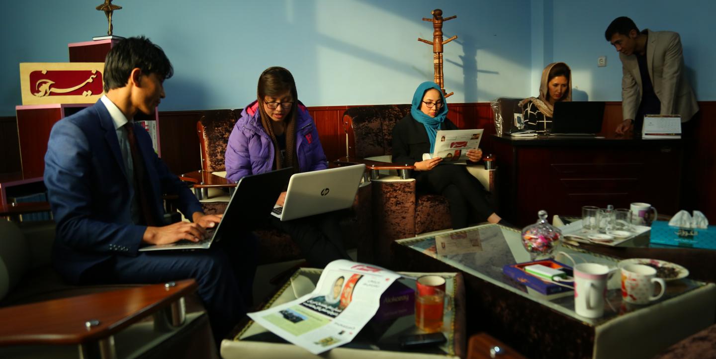 اعضای تحریریه نیمرخ در دفتر آن نشریه پیش از سلطه طالبان، تصویر از نیمرخ 