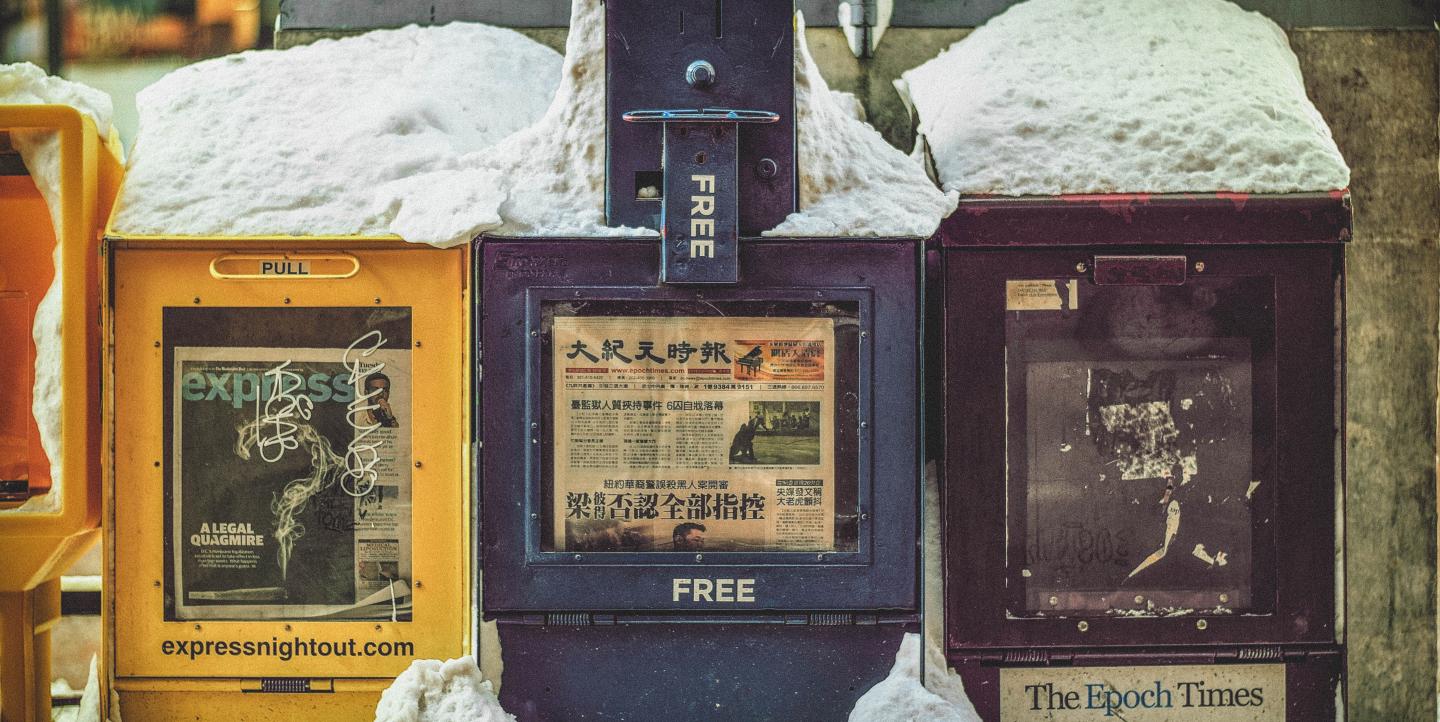 Des distributeurs de journaux sous la neige