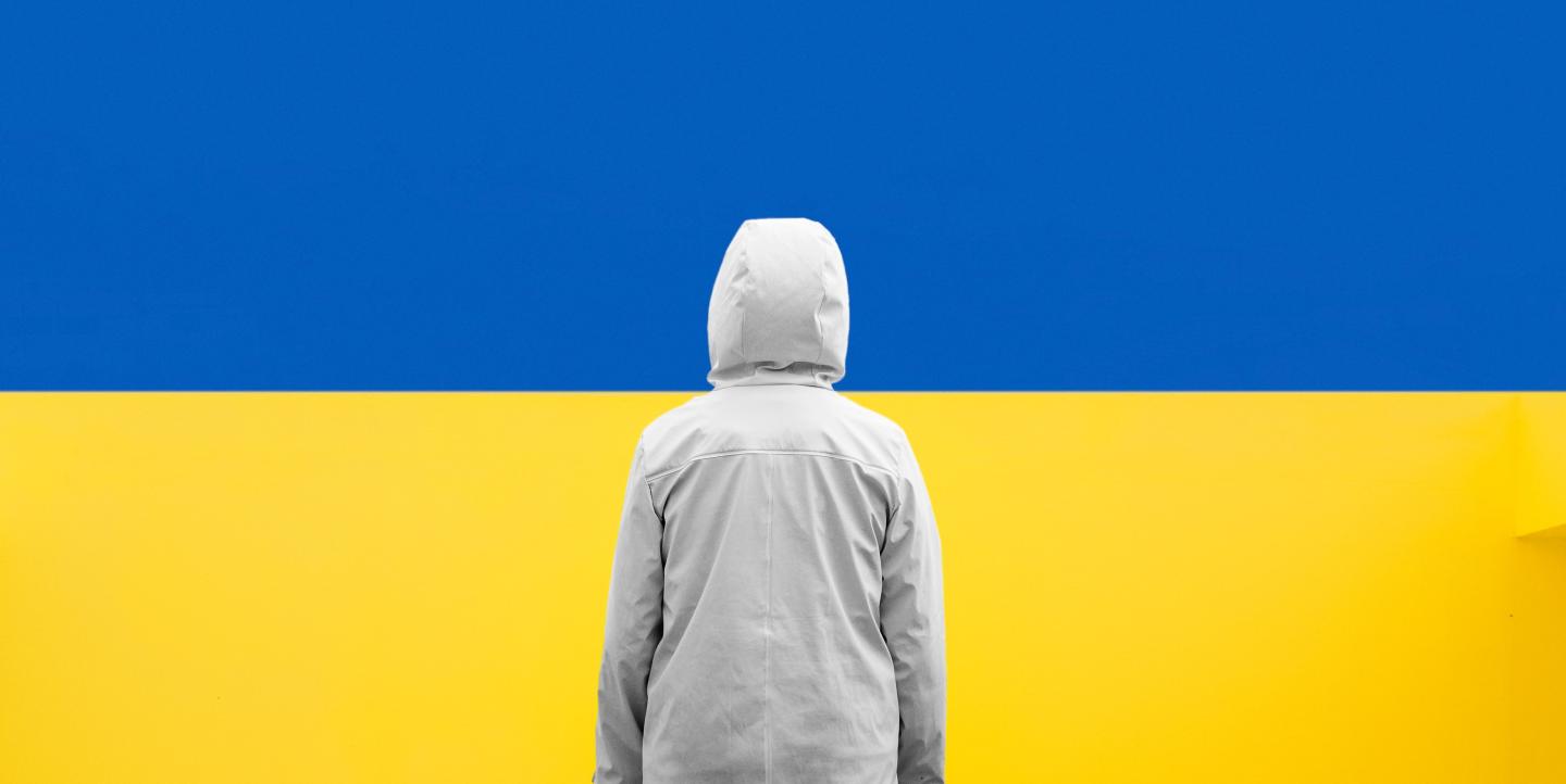 Bandeira ucraniana e pessoa em frente