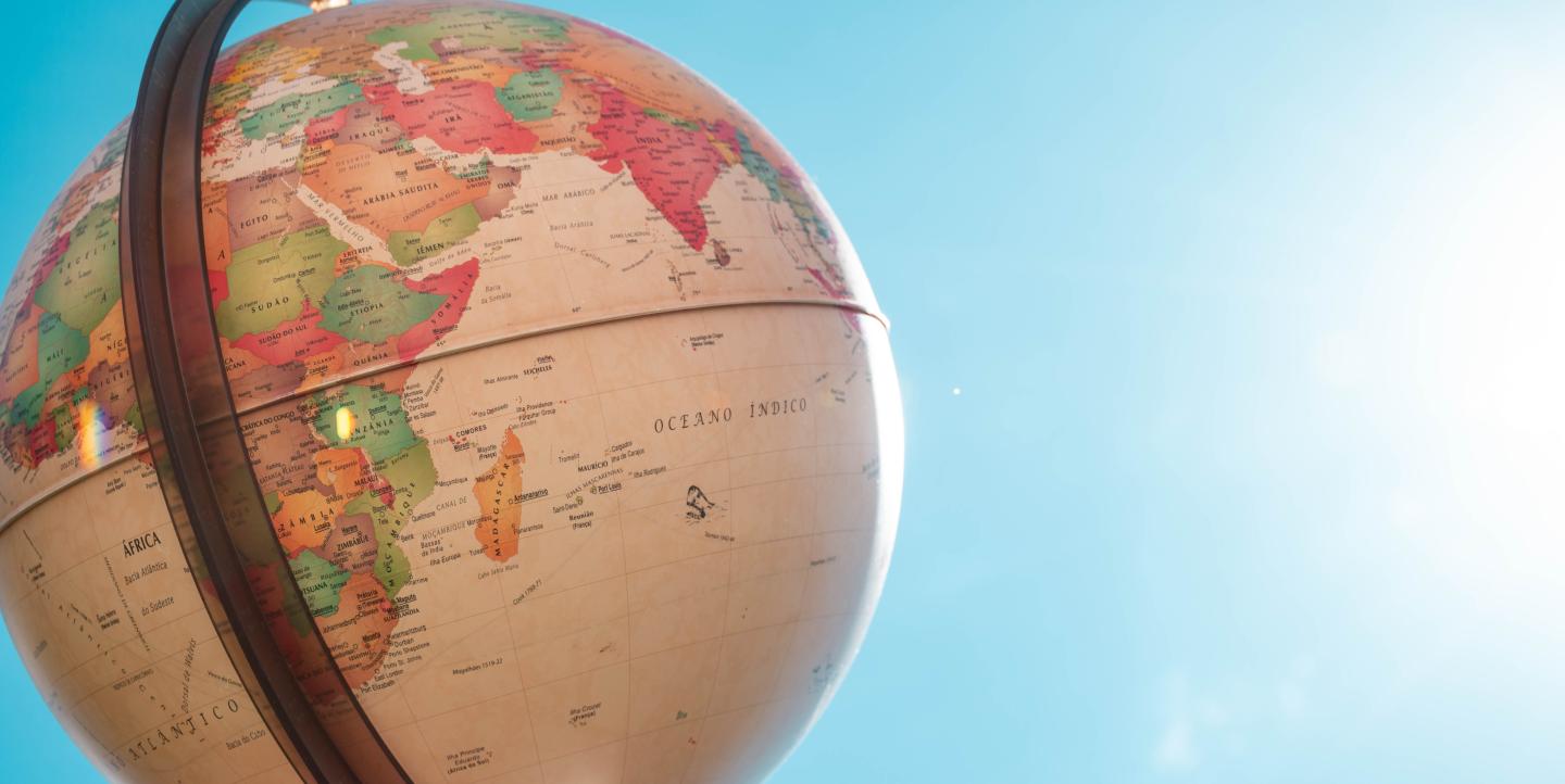 Un globe terrestre, avec vue sur l'Afrique