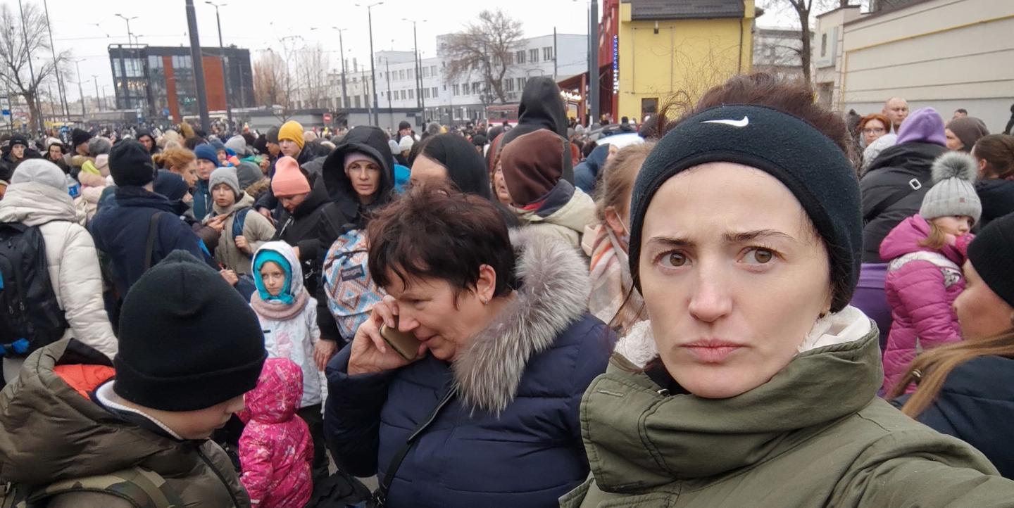 أغنيسكا جوندوا مع اللاجئين