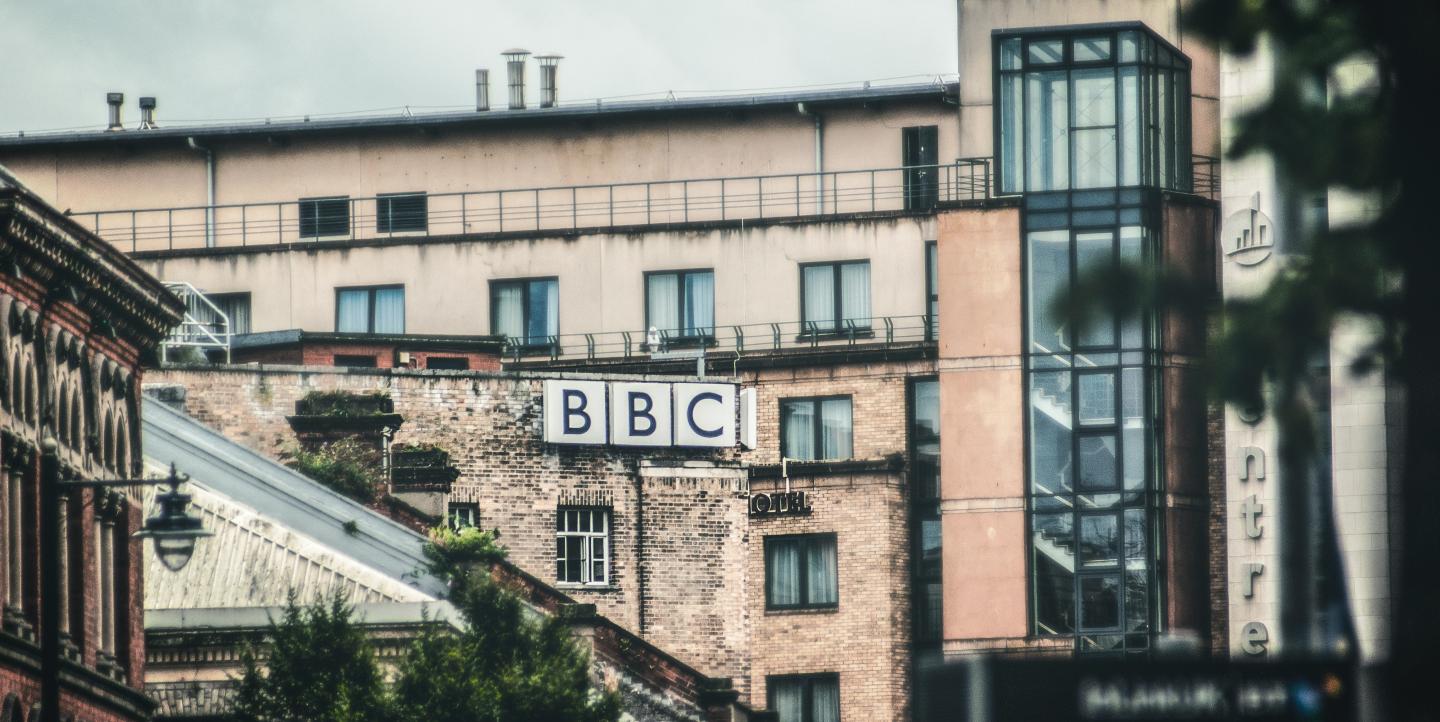 شعار بي بي سي على مبنى في أيرلندا الشمالية