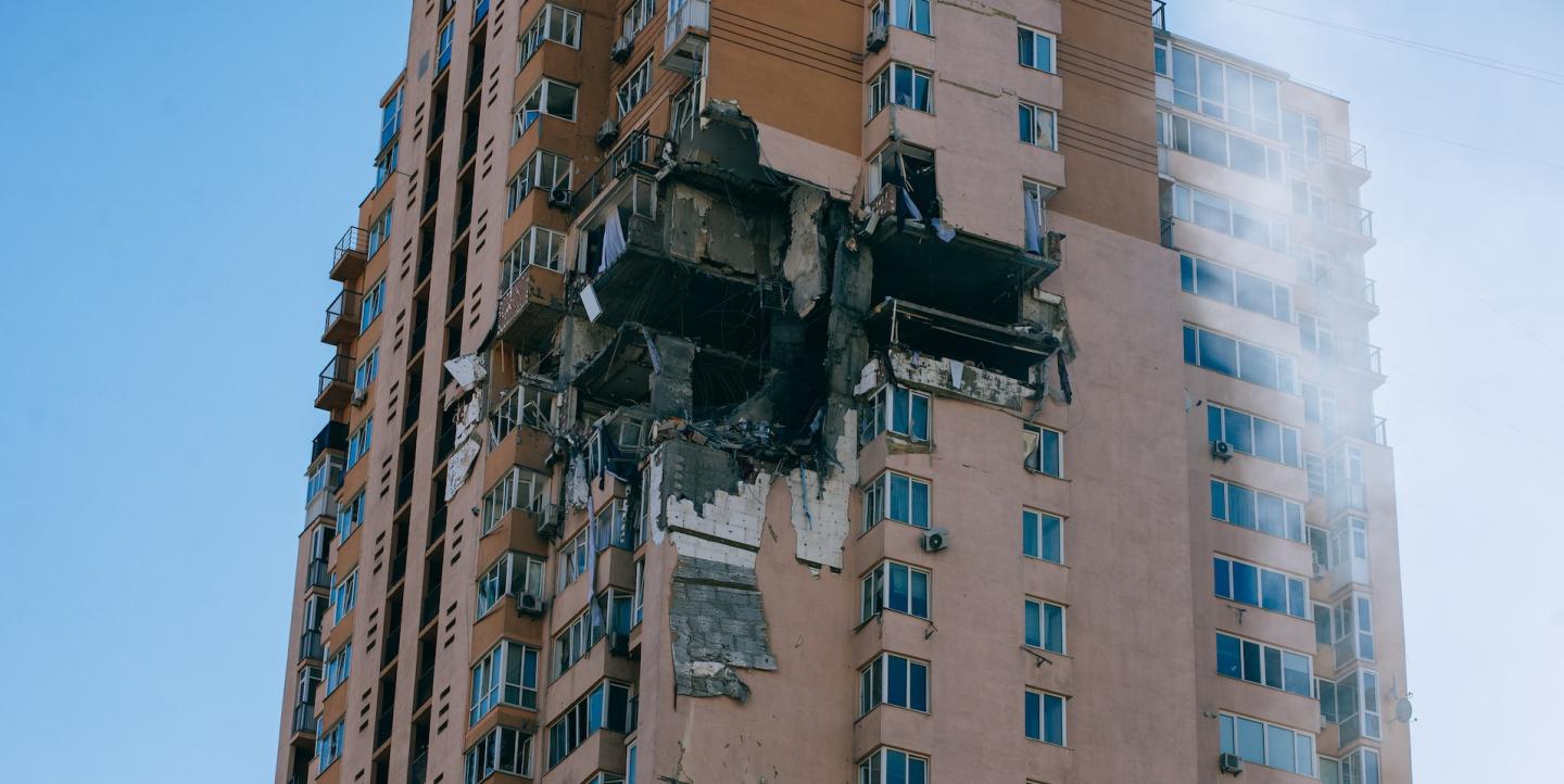 Разрушенное здание в Киеве