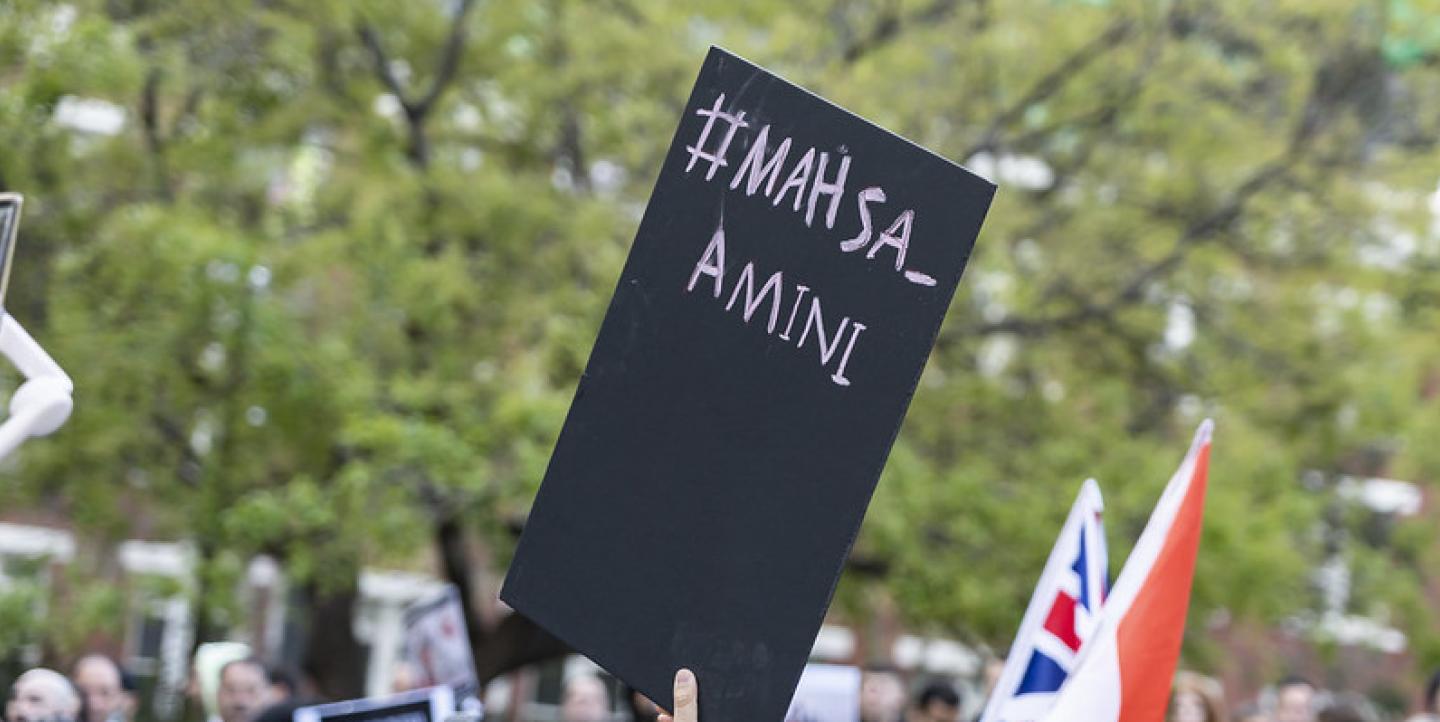 Cartel con el nombre de Mahsa Amini en una protesta en Australia