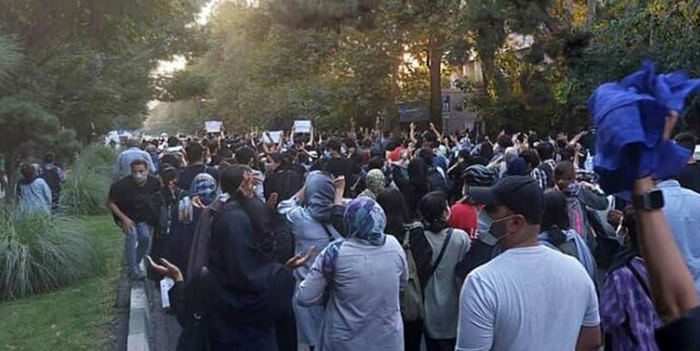 اعتراض در ایران، تصویر از اعتماد آنلاین 