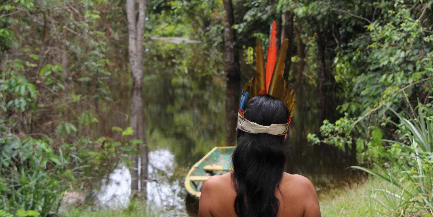 Indigena de costas
