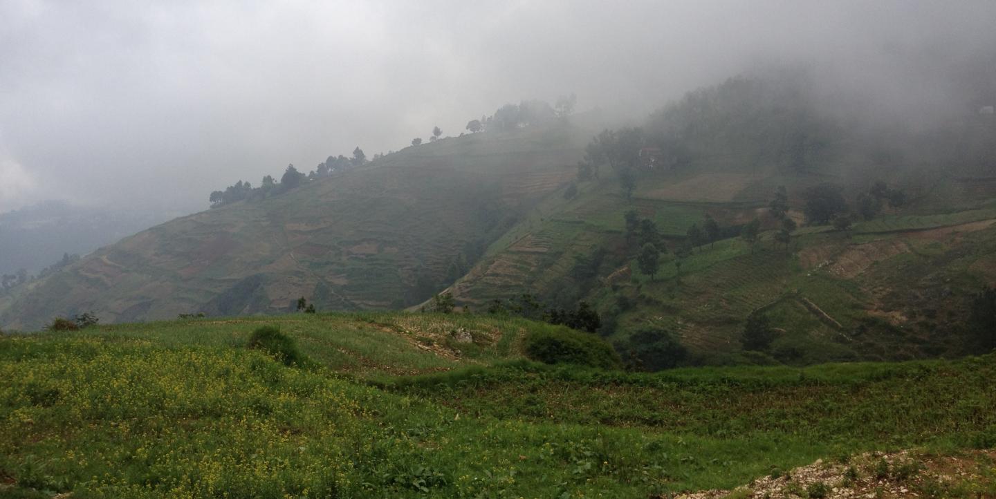 Une montagne, dans le brouillard 