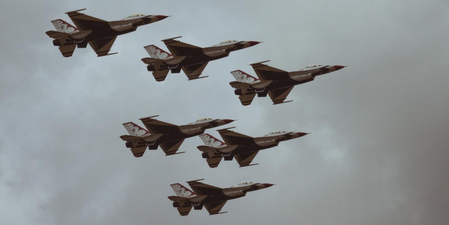 Seis aviones caza en el cielo