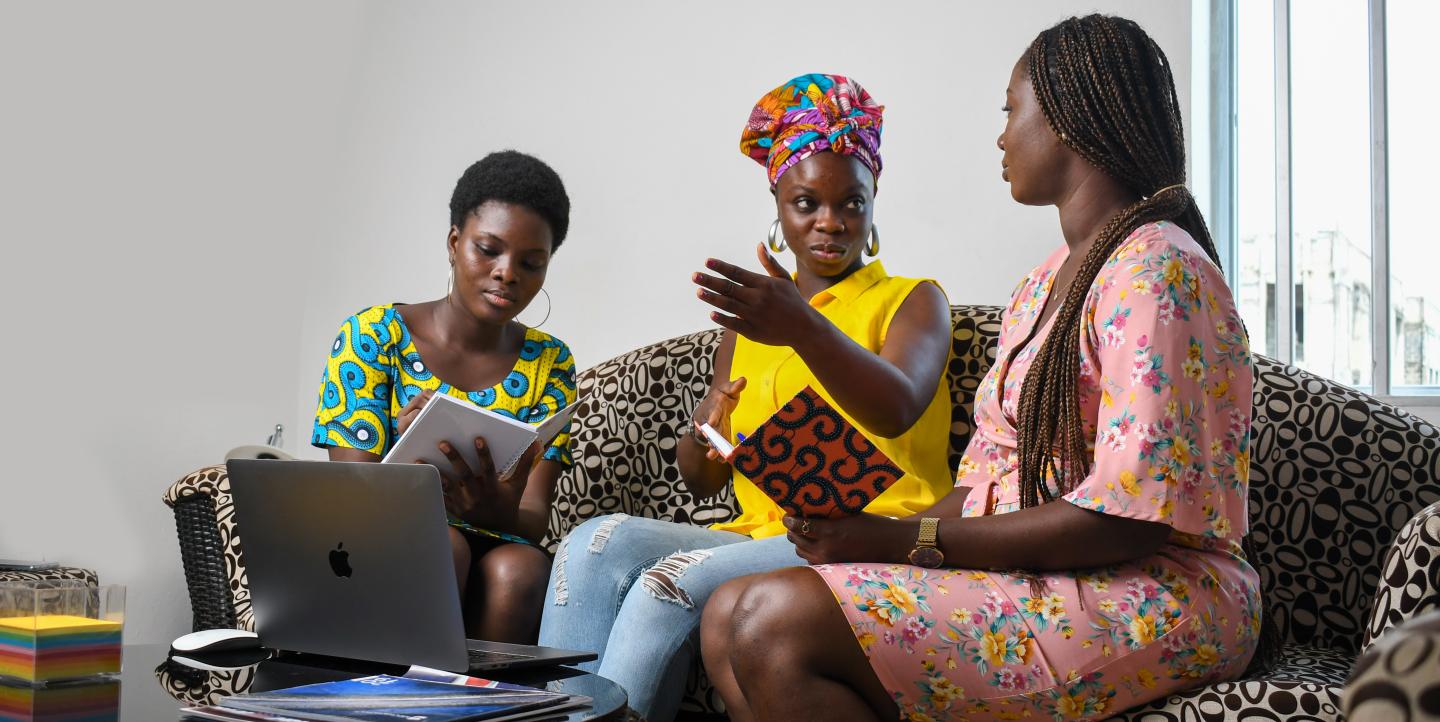 Mujeres africanas discuten un proyecto en un sofá