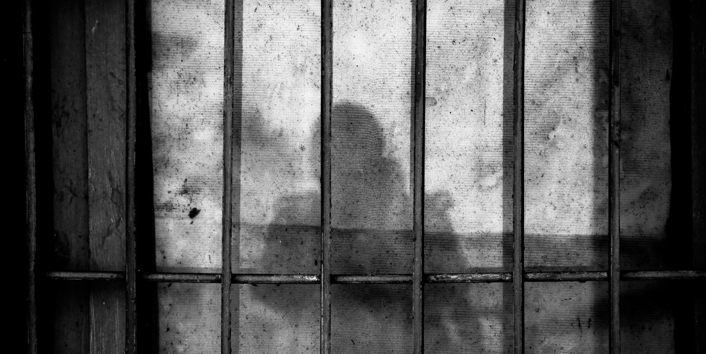 Une silhouette, en prison